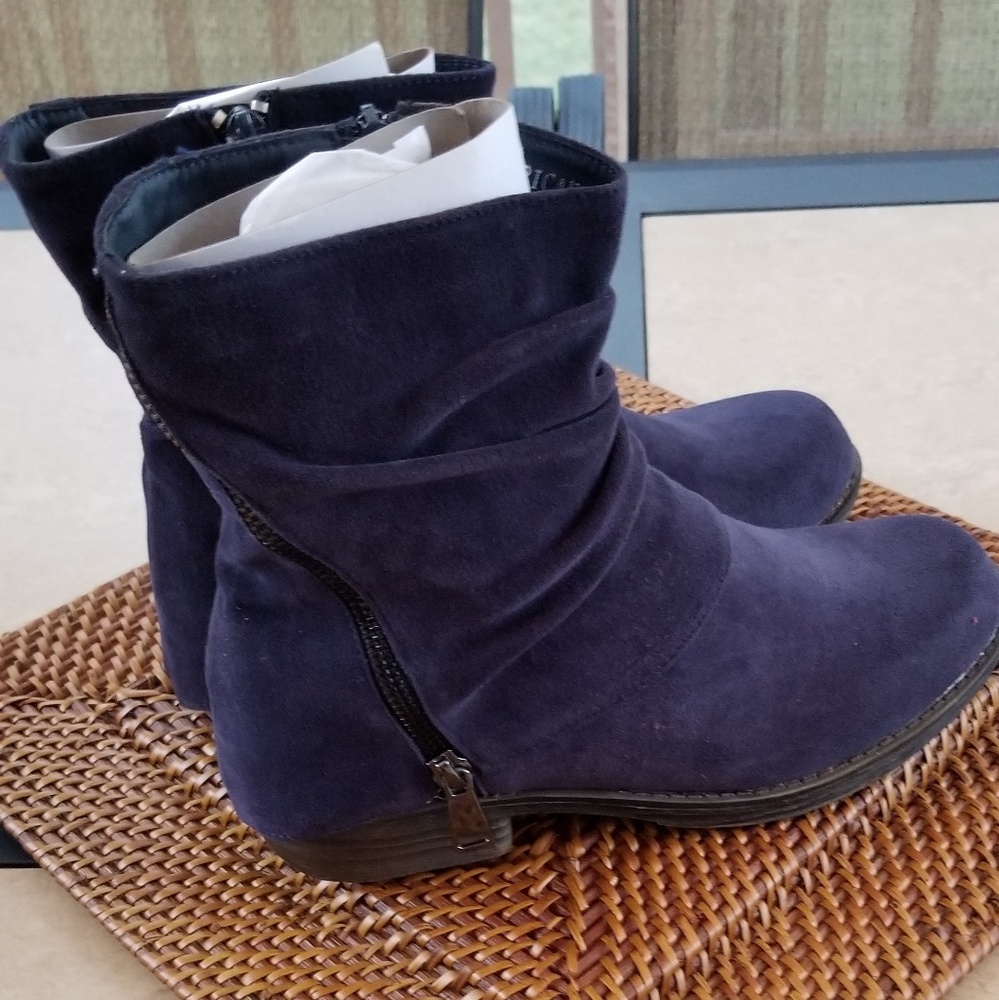 Shoes - Picture 2 of 4